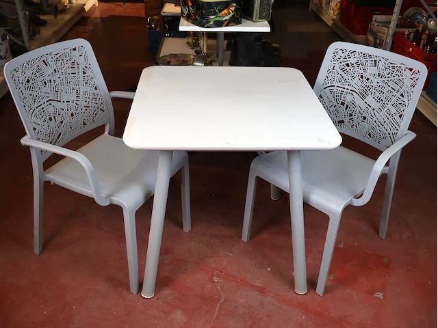 Tafel met twee stoelen - afbeelding 1 van  11