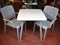 Tafel met twee stoelen