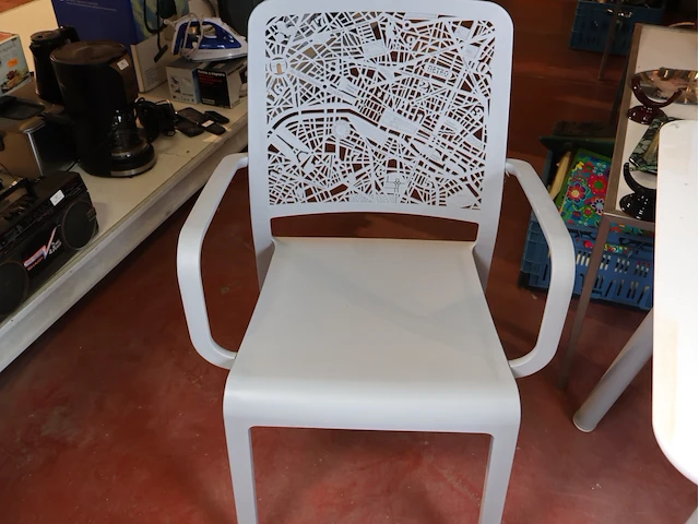 Tafel met twee stoelen - afbeelding 6 van  11