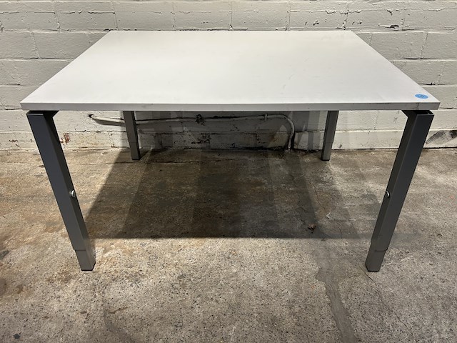 Tafel met uitschuifbare poten - afbeelding 1 van  4