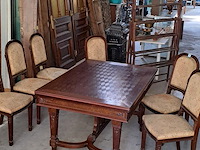 Tafel met uittrekbaar blad en zes stoelen