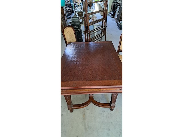 Tafel met uittrekbaar blad en zes stoelen - afbeelding 2 van  4