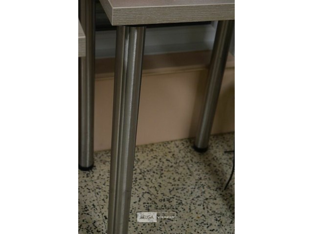 Tafel regelbare poten 60x60x90 cm - afbeelding 3 van  4