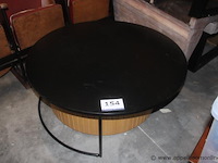 Tafel, rond, zwart blad, houten latten onderstel - afbeelding 1 van  1