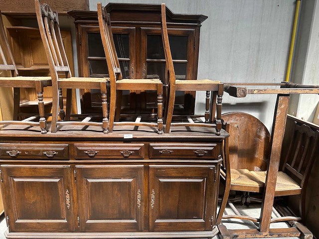 Tafel, stoelen , display vitinekast en buffetkast - vintage - display cabinet - afbeelding 1 van  3
