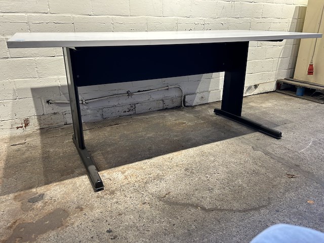 Tafel/bureau - afbeelding 2 van  2