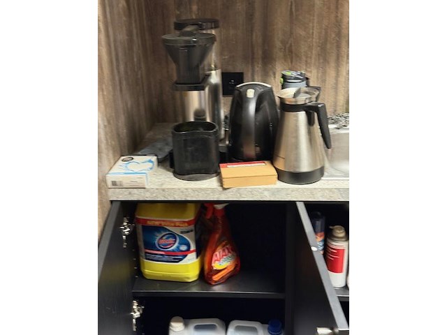 Tafelfrigo & onderhoudsmateriaal & inhoud keukenkasten - afbeelding 3 van  15