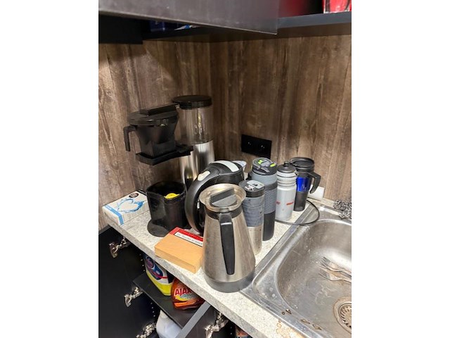 Tafelfrigo & onderhoudsmateriaal & inhoud keukenkasten - afbeelding 4 van  15