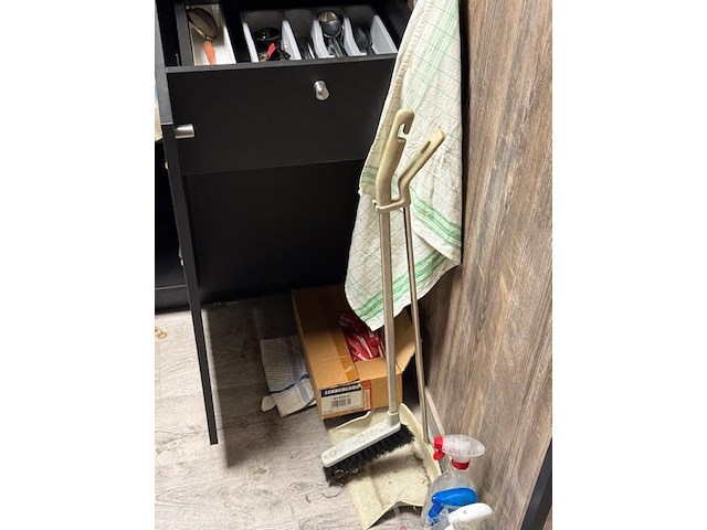Tafelfrigo & onderhoudsmateriaal & inhoud keukenkasten - afbeelding 6 van  15