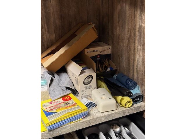 Tafelfrigo & onderhoudsmateriaal & inhoud keukenkasten - afbeelding 7 van  15