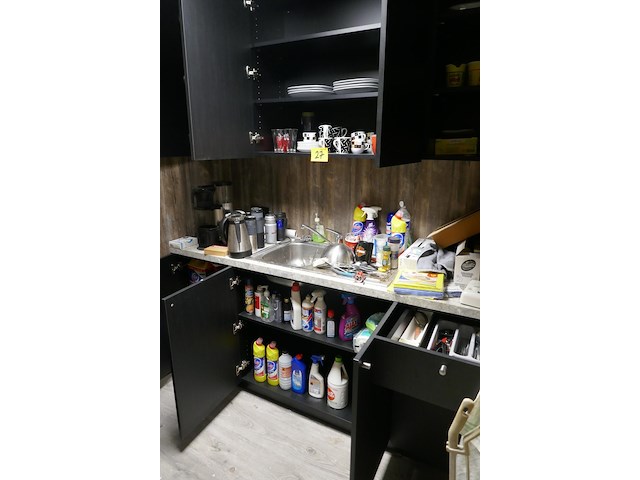 Tafelfrigo & onderhoudsmateriaal & inhoud keukenkasten - afbeelding 1 van  15