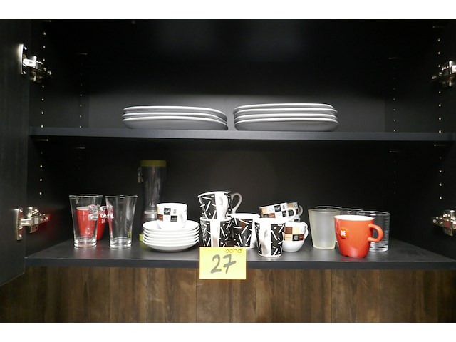 Tafelfrigo & onderhoudsmateriaal & inhoud keukenkasten - afbeelding 8 van  15