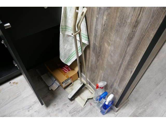 Tafelfrigo & onderhoudsmateriaal & inhoud keukenkasten - afbeelding 13 van  15