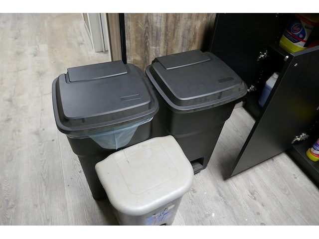 Tafelfrigo & onderhoudsmateriaal & inhoud keukenkasten - afbeelding 14 van  15