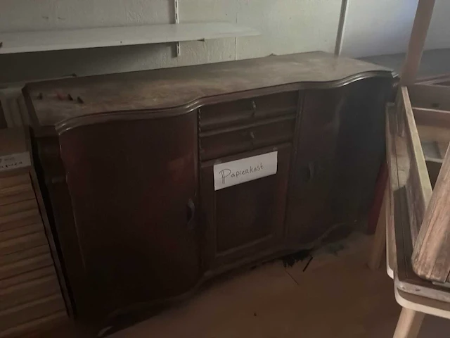 Tafels en vintage kasten - afbeelding 4 van  5