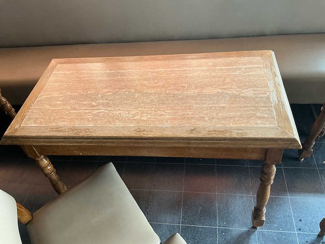 Tafels, stoelen en barkrukken. tafels, stoelen en barkrukken. - afbeelding 1 van  6
