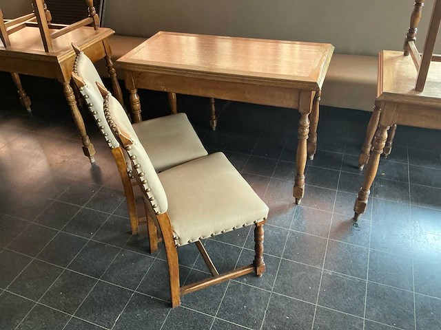 Tafels, stoelen en barkrukken. tafels, stoelen en barkrukken. - afbeelding 2 van  6