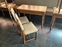 Tafels, stoelen en barkrukken. tafels, stoelen en barkrukken. - afbeelding 2 van  6