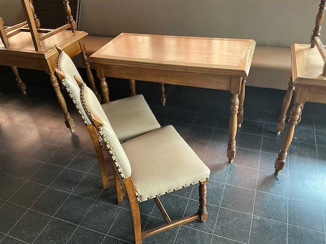 Tafels, stoelen en barkrukken. tafels, stoelen en barkrukken. - afbeelding 3 van  6