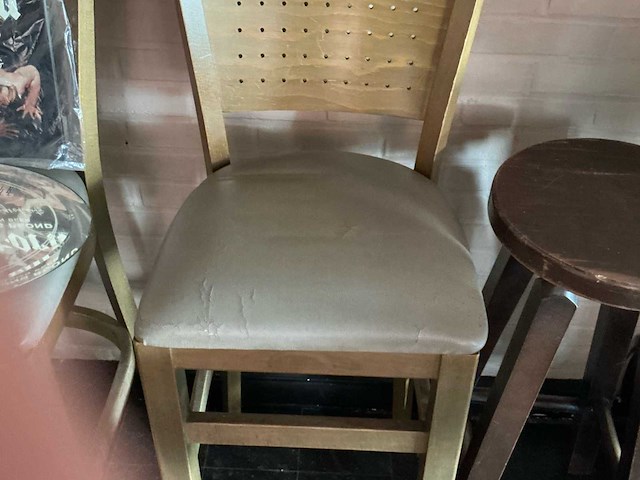 Tafels, stoelen en barkrukken. tafels, stoelen en barkrukken. - afbeelding 5 van  6