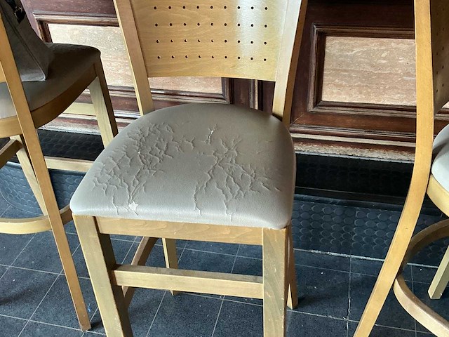 Tafels, stoelen en barkrukken. tafels, stoelen en barkrukken. - afbeelding 6 van  6