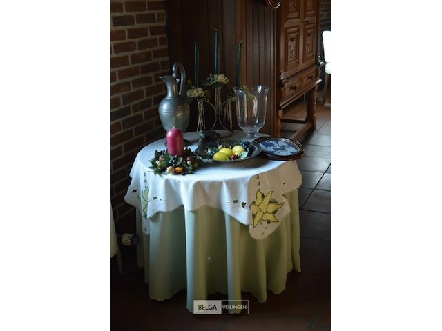 Tafeltje met inhoud - afbeelding 1 van  6