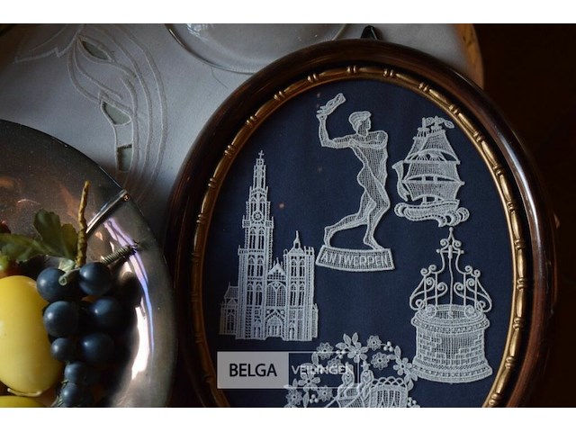 Tafeltje met inhoud - afbeelding 6 van  6