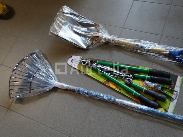 Takkenschaaier, heggenschaaier, snoeischrijnen, hark, schop - afbeelding 1 van  9