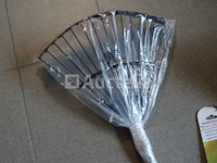 Takkenschaaier, heggenschaaier, snoeischrijnen, hark, schop - afbeelding 9 van  9