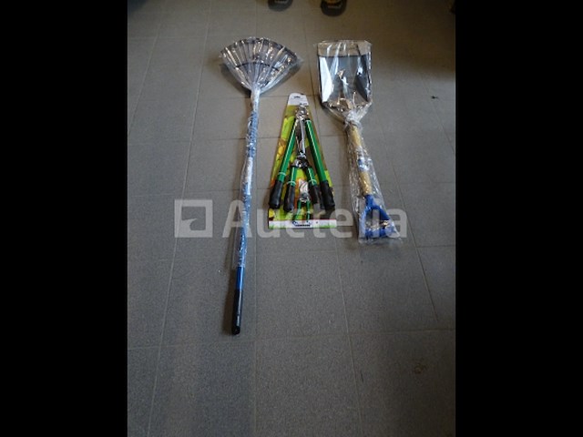 Takkenschaaier, heggenschaaier, snoeischrijnen, hark, schop - afbeelding 2 van  9