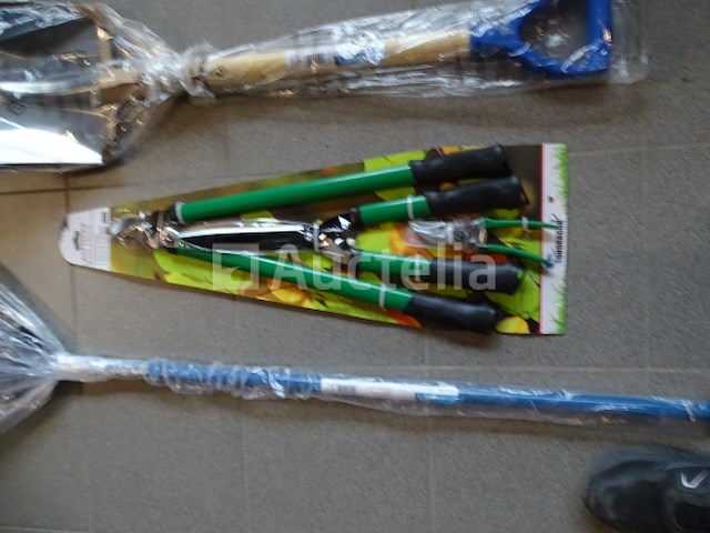 Takkenschaaier, heggenschaaier, snoeischrijnen, hark, schop - afbeelding 3 van  9