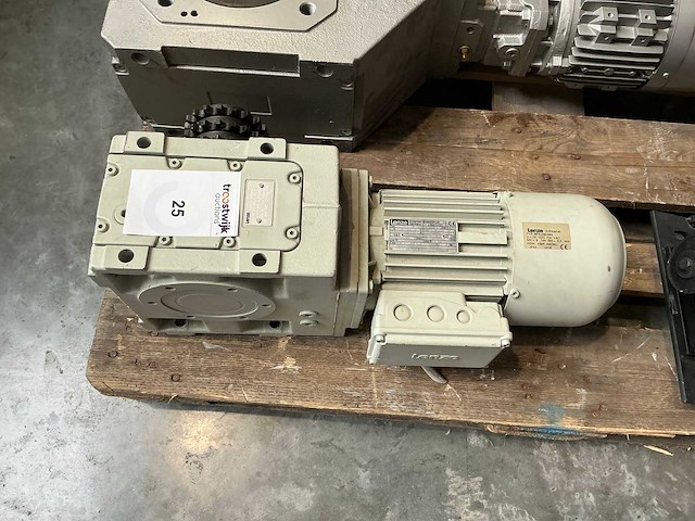 Tandwielmotor met rem - lenze - afbeelding 1 van  6