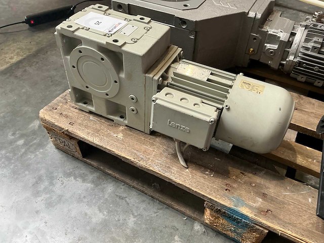 Tandwielmotor met rem - lenze - afbeelding 2 van  6