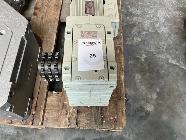 Tandwielmotor met rem - lenze - afbeelding 3 van  6