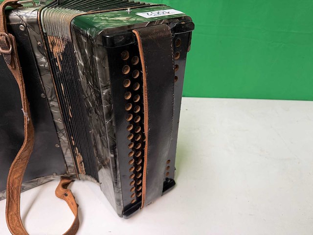 Tango ii - musical instrument accordeon - afbeelding 6 van  6