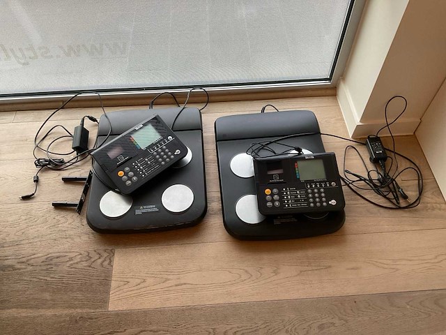 Tanita body composition analyzer dc-360 analysetoestel (2x) - afbeelding 1 van  4