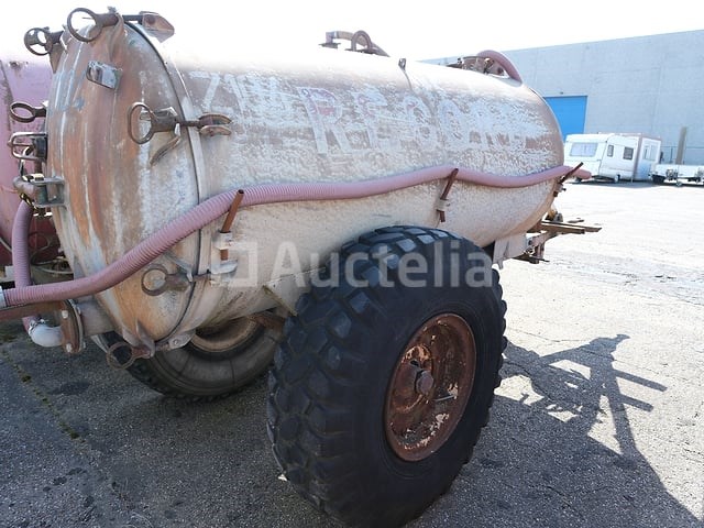 Tanktrailer 3000 liter merk en model onleesbaar - afbeelding 2 van  15