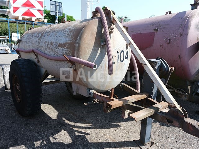 Tanktrailer 3000 liter merk en model onleesbaar - afbeelding 1 van  15