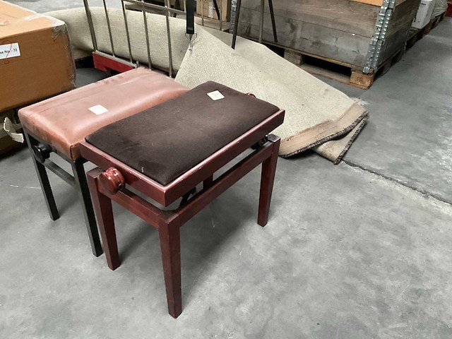 Tapijt en 2 diverse (voet)banken - afbeelding 1 van  10