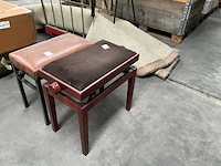 Tapijt en 2 diverse (voet)banken - afbeelding 1 van  10