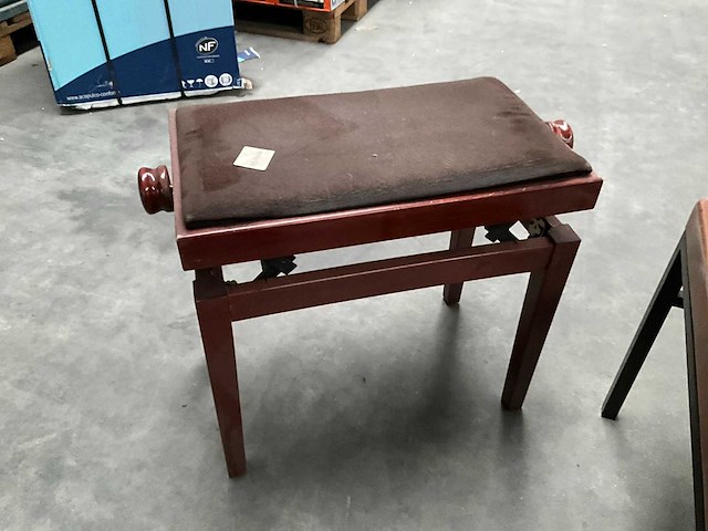 Tapijt en 2 diverse (voet)banken - afbeelding 7 van  10