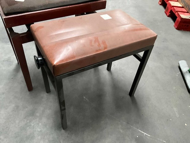 Tapijt en 2 diverse (voet)banken - afbeelding 8 van  10