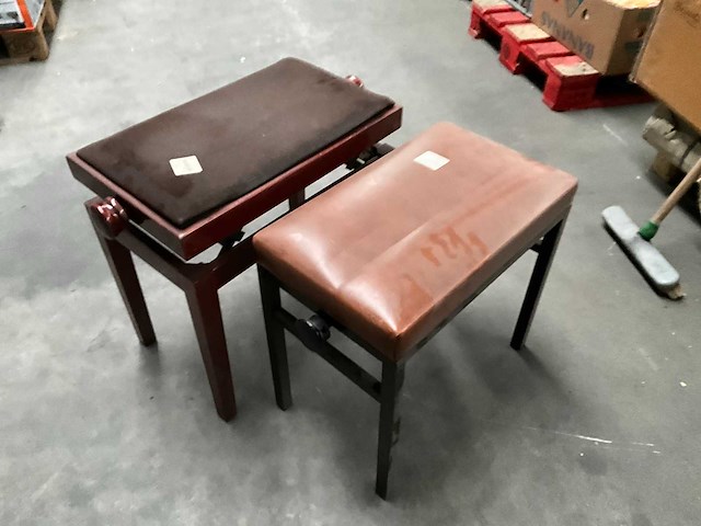 Tapijt en 2 diverse (voet)banken - afbeelding 9 van  10