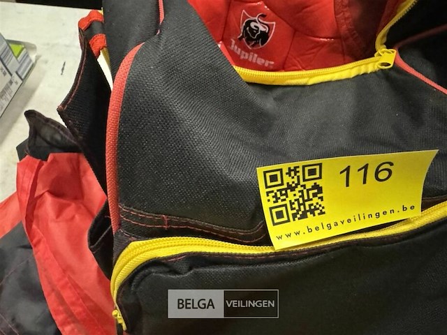 Tas met rode duivel-items - afbeelding 2 van  4