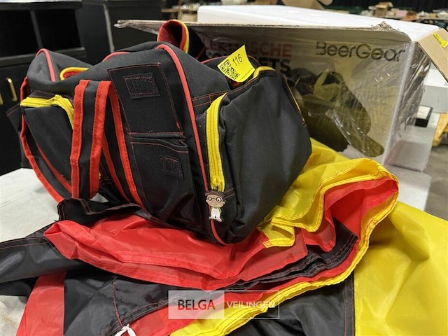 Tas met rode duivel-items - afbeelding 3 van  4