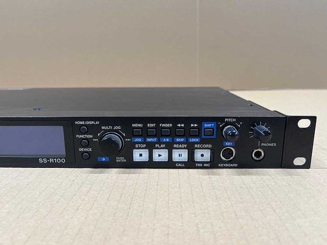 Tascam ss-r100 digital recorder w/remote tascam rc-ss2 - afbeelding 2 van  4