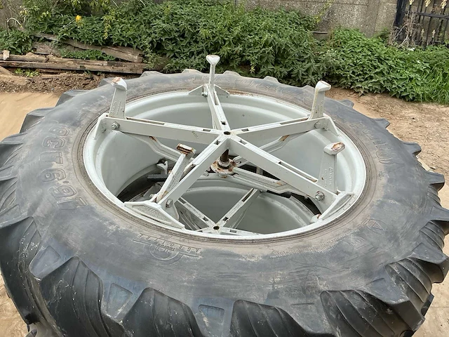 Taurus 16.9 r38 tractor banden - afbeelding 2 van  6