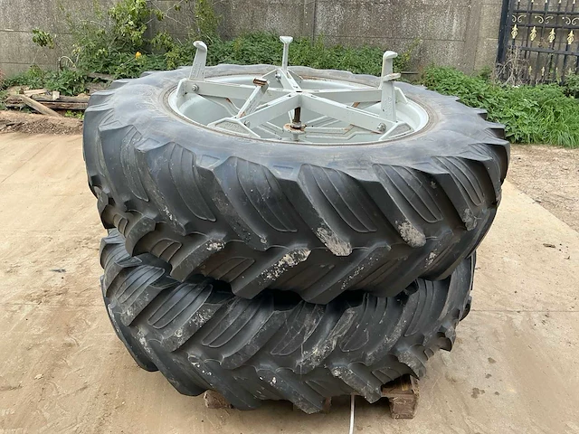 Taurus 16.9 r38 tractor banden - afbeelding 1 van  6