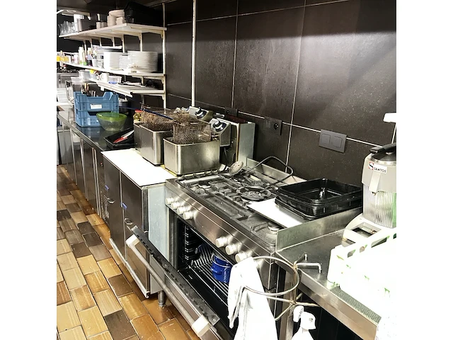 Taverne james, gelegen in de adolf buylstraat 44 te oostende - afbeelding 4 van  16