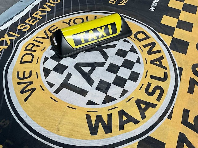 Taxibord/lamp + diverse taxi reclamedoeken (8x) - afbeelding 1 van  1